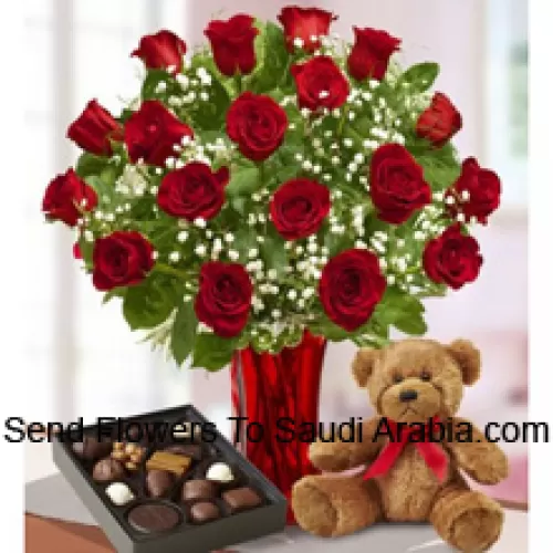 24 roses rouges avec des fougères dans un vase en verre, un mignon ours en peluche brun et une boîte de chocolats importés