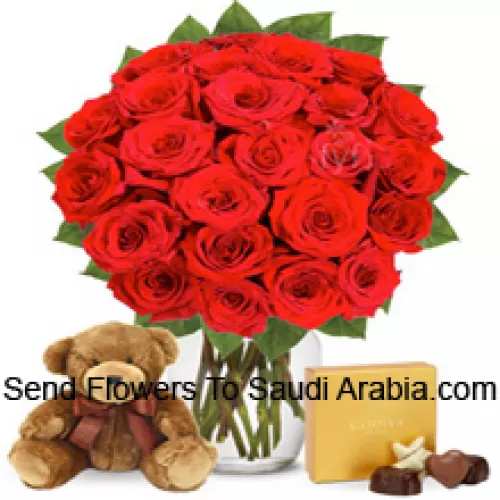 30 Rote Rosen mit etwas Farn in einer Glasvase, begleitet von einer importierten Schachtel Schokoladen und einem niedlichen 12 Zoll großen braunen Teddybär