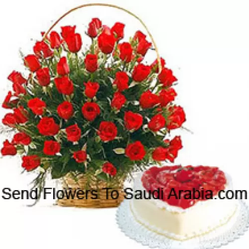 Un beau panier de 50 roses rouges avec des garnitures de saison et un gâteau en forme de cœur à la vanille de 1 kg