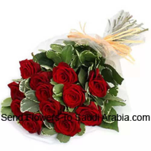 Un magnifique bouquet de 12 roses rouges avec des remplisseurs saisonniers