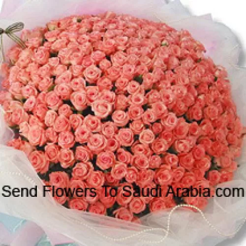 Un magnifique bouquet de 200 roses orange avec des remplissages saisonniers