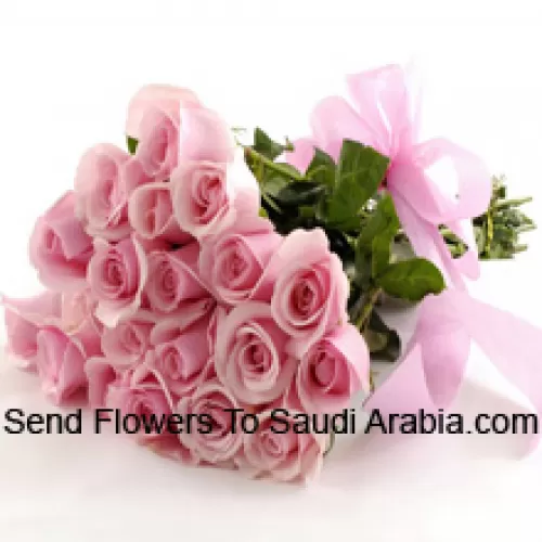 Bouquet de 24 roses roses avec des remplissages saisonniers