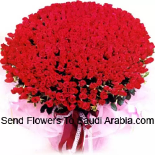 Un grand bouquet de 300 roses rouges avec des remplissages saisonniers
