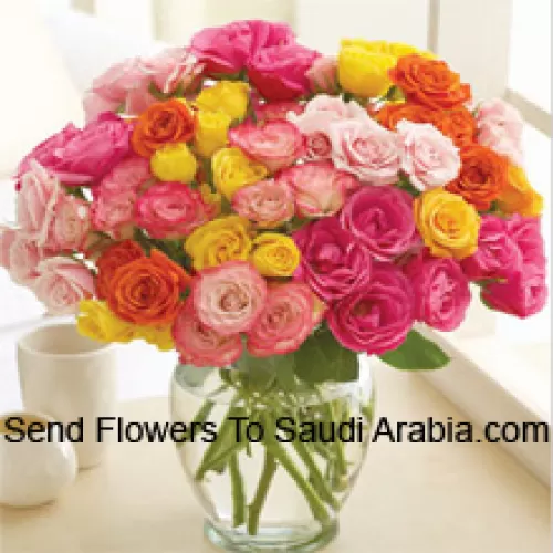 50 roses de différentes couleurs disposées magnifiquement dans un vase en verre