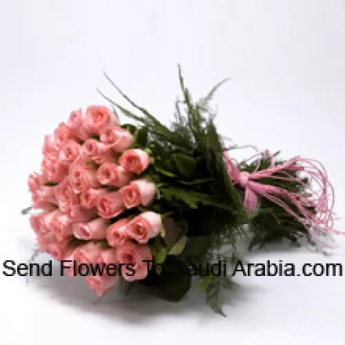Un magnifique bouquet de 50 roses roses avec des remplissages saisonniers
