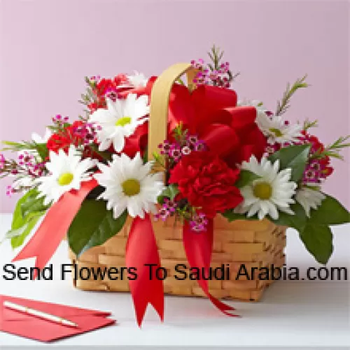 Un bel arrangement de gerberas blancs et de œillets rouges avec des remplissages saisonniers