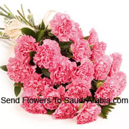 Un magnifique bouquet de 24 œillets roses avec des garnitures de saison