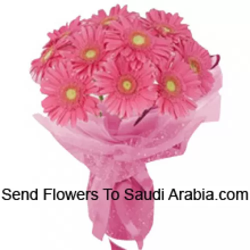 Un magnifique bouquet à la main de 12 Gerberas roses avec des remplissages saisonniers