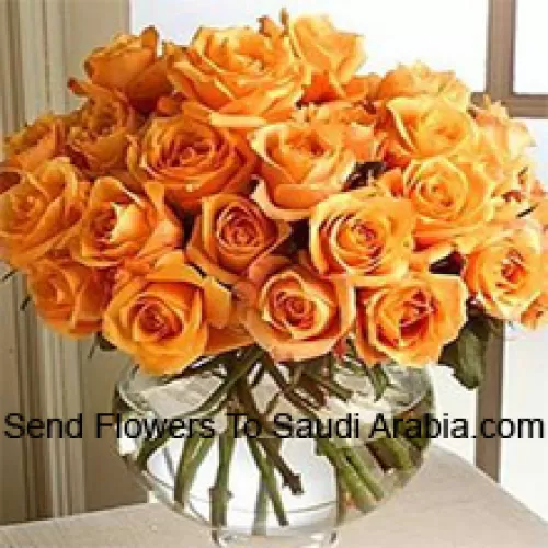 24 Roses Orange avec quelques fougères dans un vase en verre