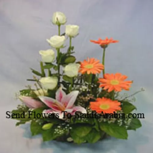 Panier de fleurs assorties comprenant des lis, des roses et des marguerites