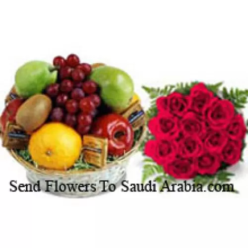 Bouquet de 12 roses rouges avec un panier de fruits frais de 5 kg (11 livres)