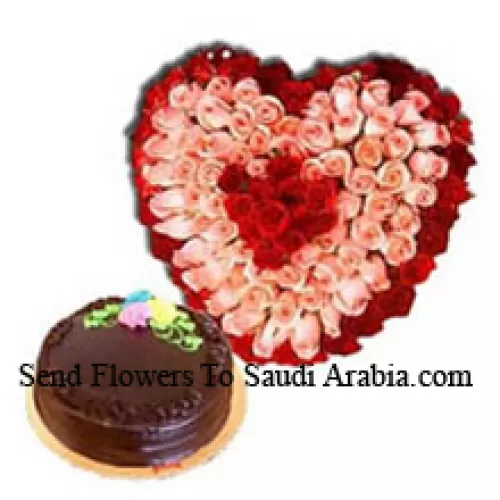 Arrangement en forme de cœur de 150 roses (rouges et roses) accompagné d'un délicieux gâteau au chocolat truffe de 1 kg