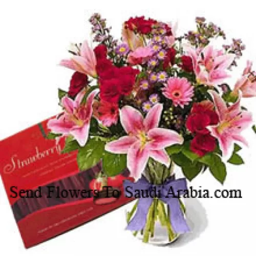 Fleurs assorties dans un vase et une boîte de chocolats