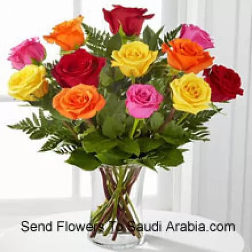 12 Rosas de Colores Variados con Algunos Helechos en un Jarrón