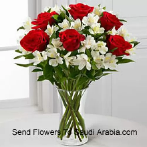 6 rote Rosen mit verschiedenen weißen Blumen und Füllstoffen in einer Glasvase
