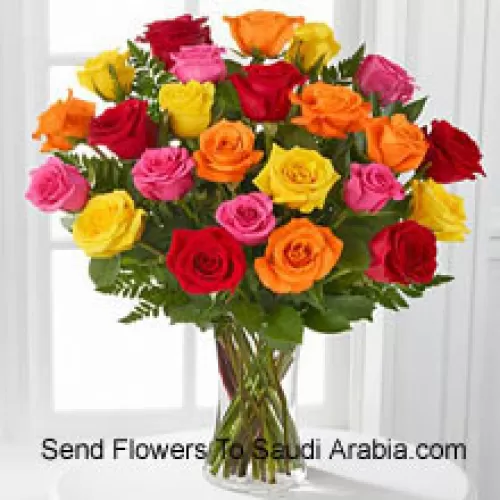 24 Roses de différentes couleurs avec des garnitures saisonnières dans un vase en verre