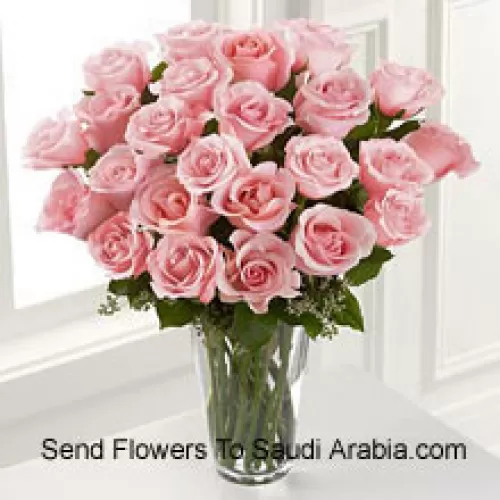 24 rosa Rosen mit einigen Farnen in einer Vase