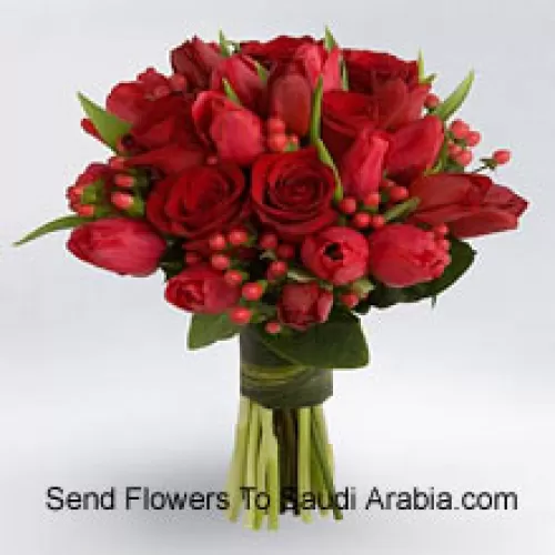 Bouquet de roses rouges et de tulipes rouges avec des remplissages saisonniers rouges.