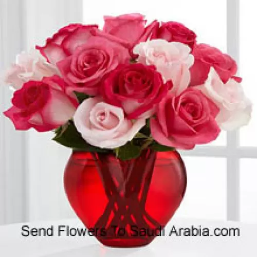 8 roses roses foncées avec 4 roses roses claires dans un vase en verre
