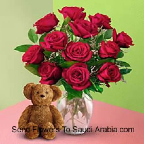 12 roses rouges avec des fougères dans un vase et un mignon ours en peluche brun de 8 pouces