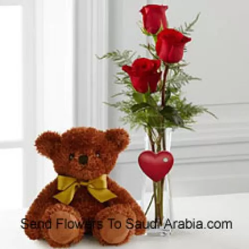 Trois roses rouges dans un vase en tube à essai rouge et un mignon ourson brun de 10 pouces (Nous nous réservons le droit de substituer le vase en cas de non disponibilité. Stock limité)